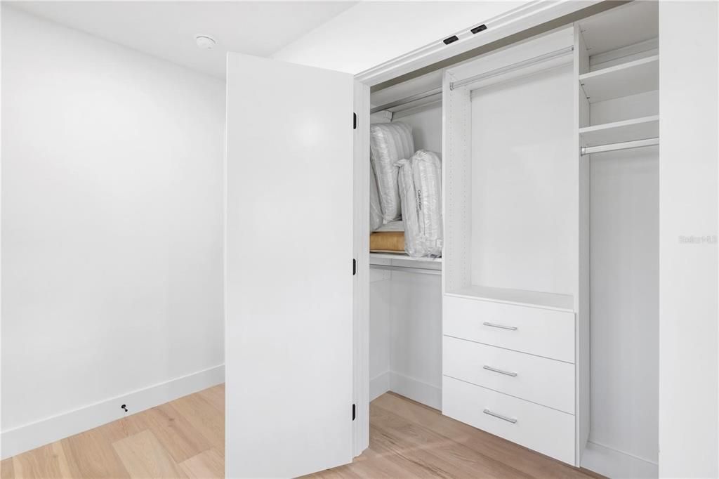 Activo con contrato: $1,890,000 (3 camas, 3 baños, 2529 Pies cuadrados)