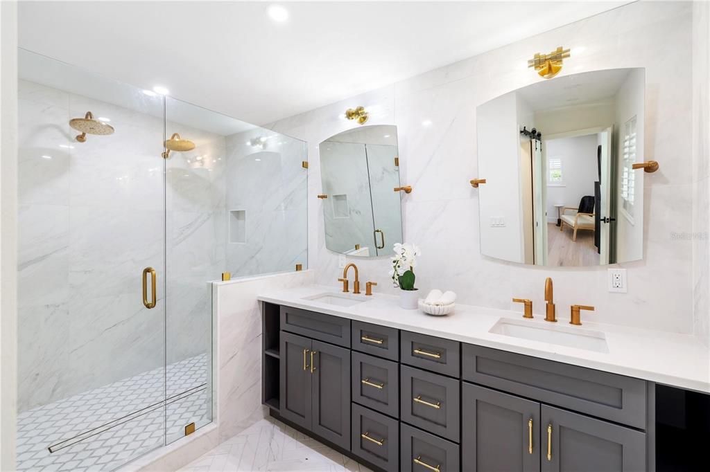 Activo con contrato: $1,890,000 (3 camas, 3 baños, 2529 Pies cuadrados)