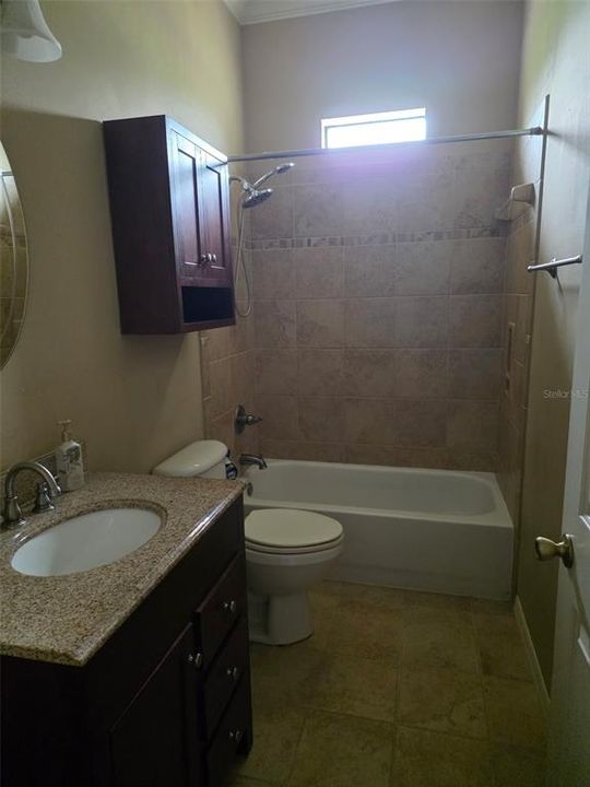 Activo con contrato: $350,000 (3 camas, 2 baños, 2259 Pies cuadrados)