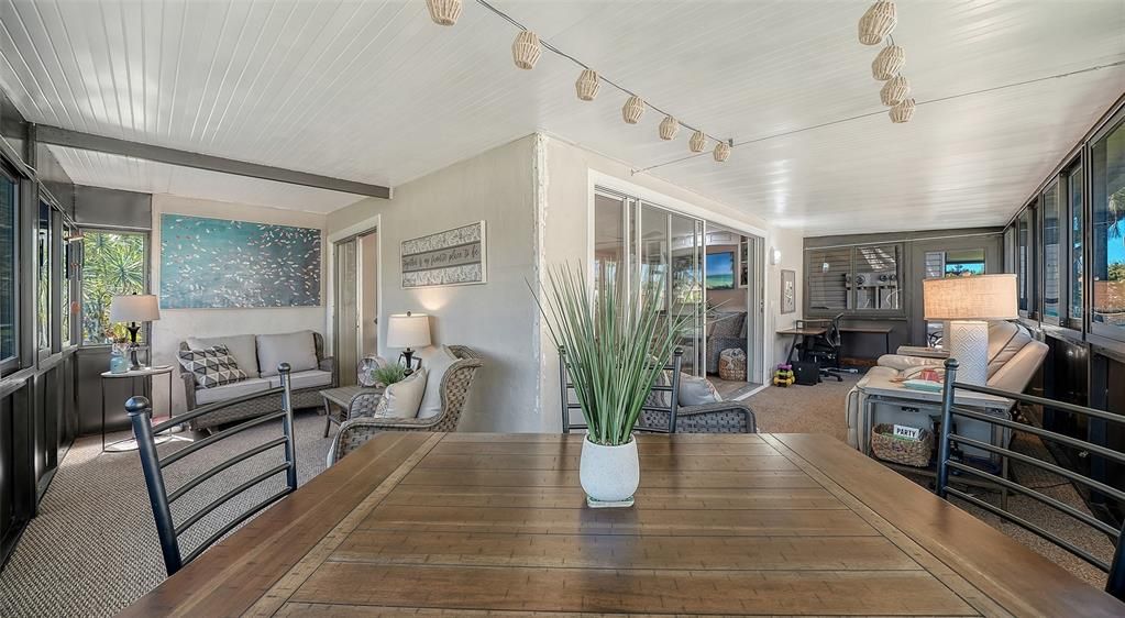 出租: $2,600 (2 贝兹, 2 浴室, 990 平方英尺)