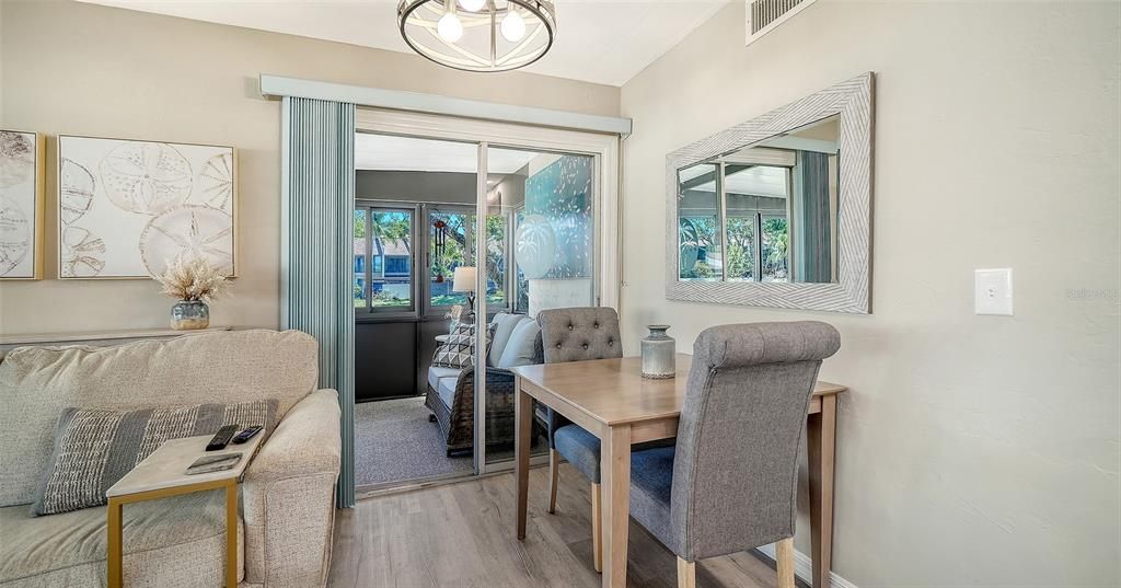 出租: $2,600 (2 贝兹, 2 浴室, 990 平方英尺)