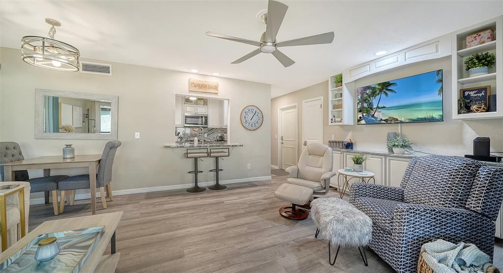 出租: $2,600 (2 贝兹, 2 浴室, 990 平方英尺)