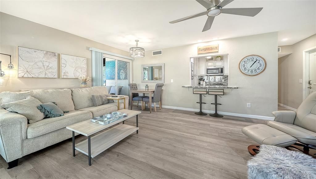 出租: $2,600 (2 贝兹, 2 浴室, 990 平方英尺)