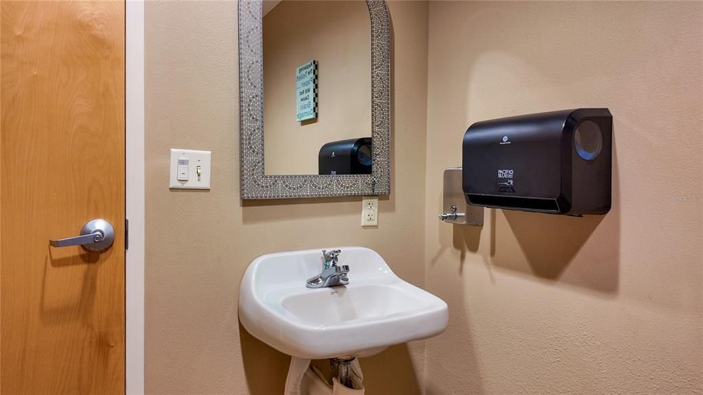 На продажу: $1,100,000 (0 спален, 0 ванн, 4700 Квадратных фут)