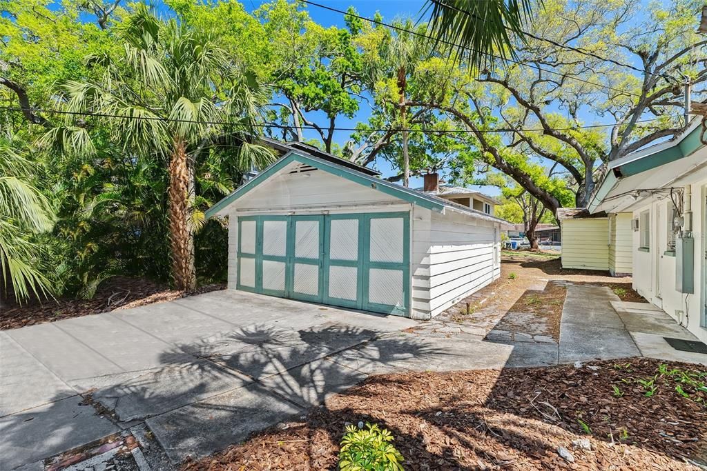 For Sale: $1,495,000 (2 beds, 2 baths, 1082 Square Feet)