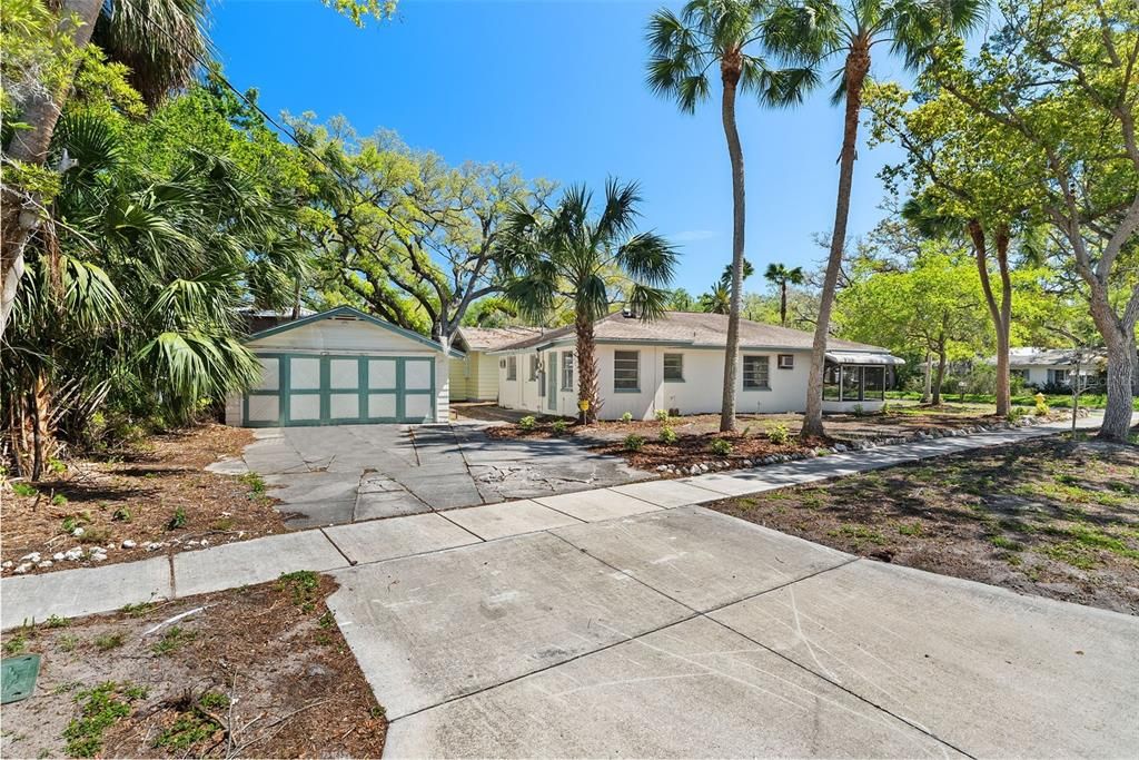 For Sale: $1,495,000 (2 beds, 2 baths, 1082 Square Feet)