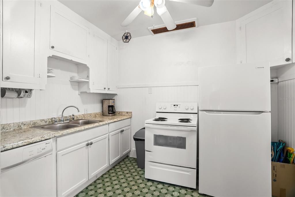 For Sale: $1,495,000 (2 beds, 2 baths, 1082 Square Feet)