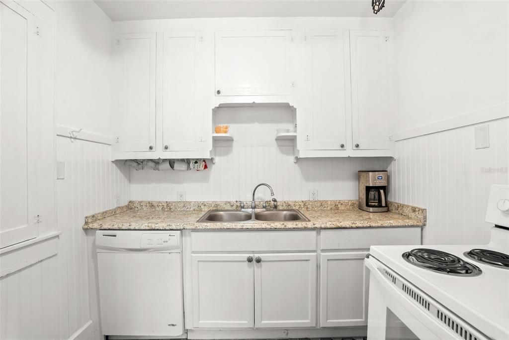 For Sale: $1,495,000 (2 beds, 2 baths, 1082 Square Feet)