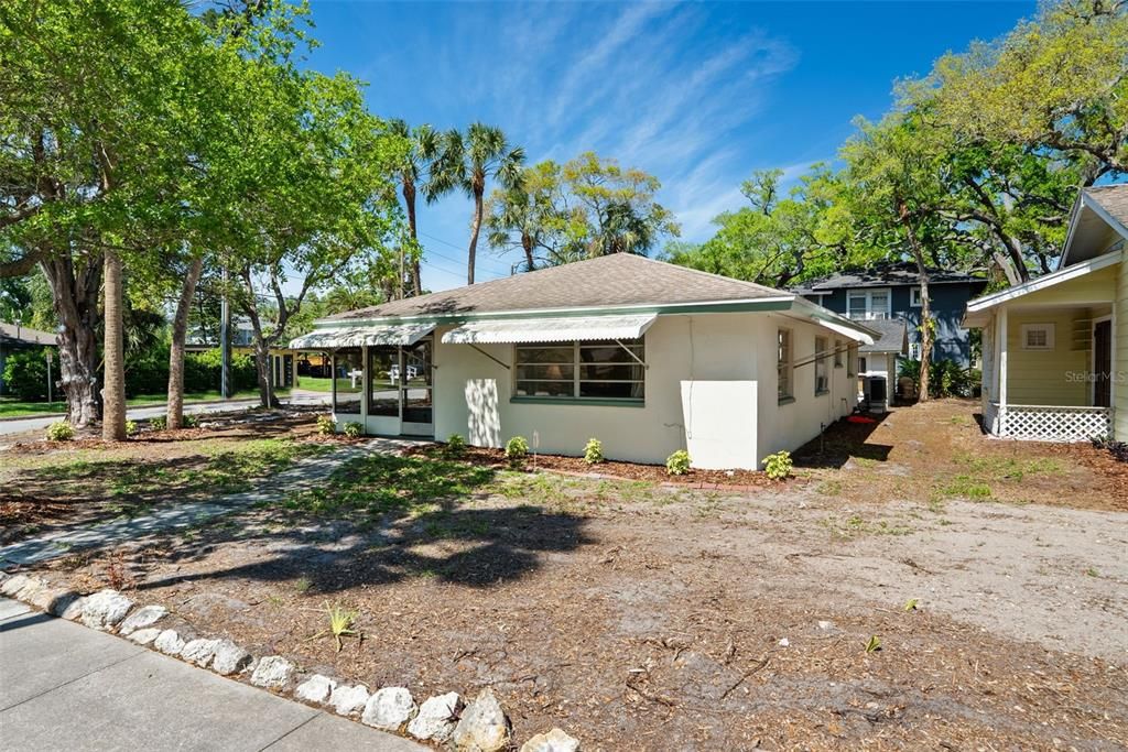 For Sale: $1,495,000 (2 beds, 2 baths, 1082 Square Feet)