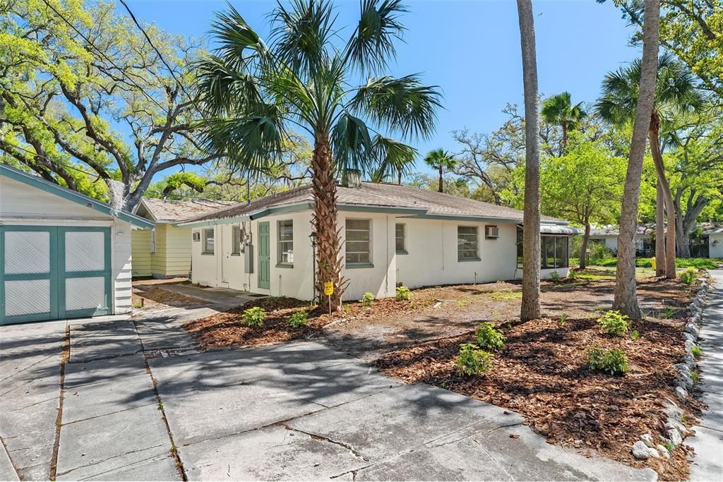 For Sale: $1,495,000 (2 beds, 2 baths, 1082 Square Feet)