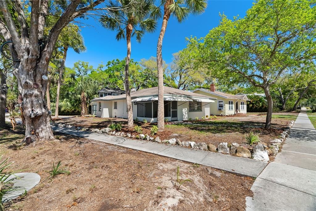 For Sale: $1,495,000 (2 beds, 2 baths, 1082 Square Feet)