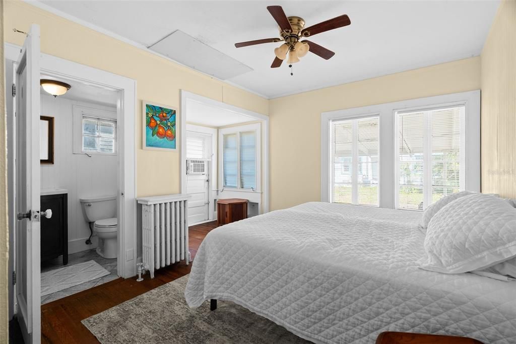 For Sale: $1,495,000 (2 beds, 2 baths, 1082 Square Feet)