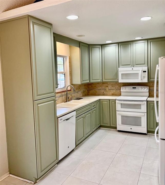 For Sale: $319,000 (3 beds, 2 baths, 1392 Square Feet)