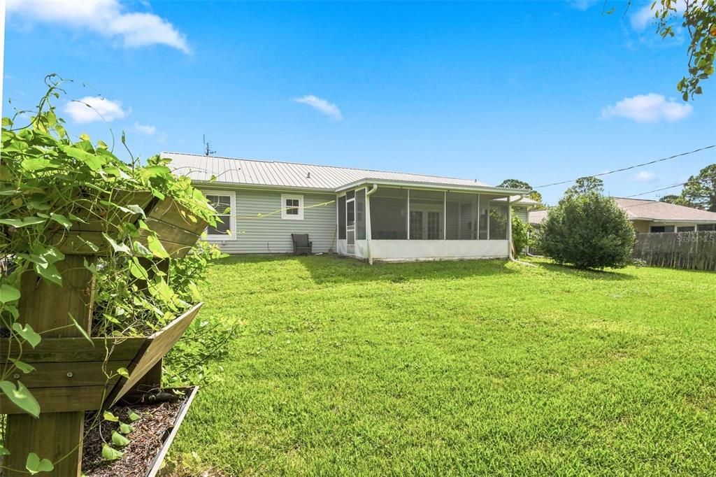 For Sale: $299,999 (3 beds, 2 baths, 1392 Square Feet)