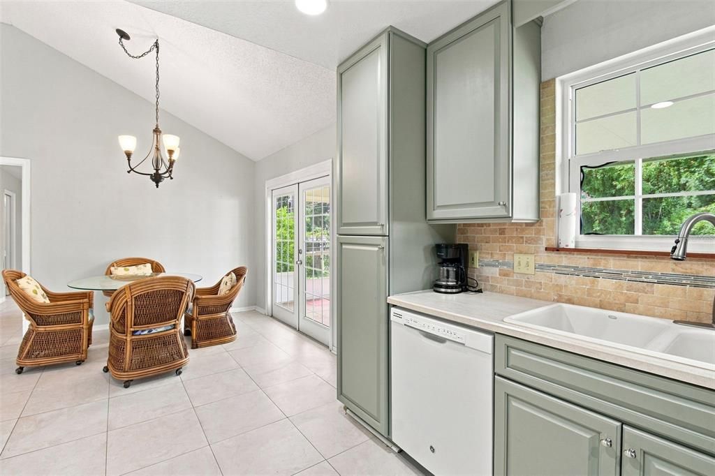 For Sale: $299,999 (3 beds, 2 baths, 1392 Square Feet)