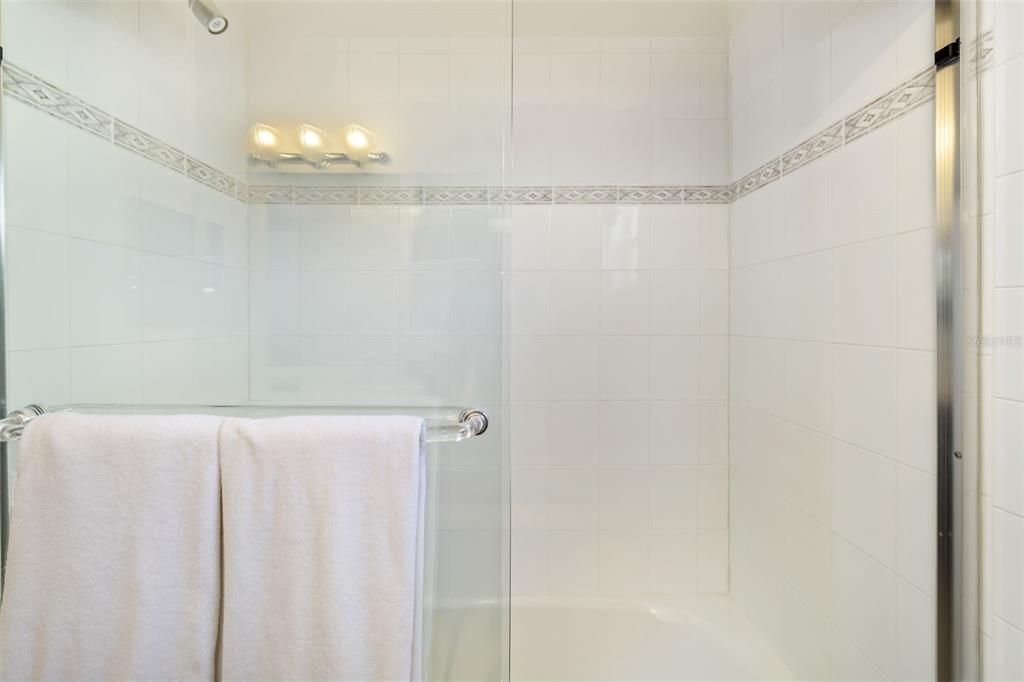 Activo con contrato: $950,000 (4 camas, 3 baños, 2921 Pies cuadrados)