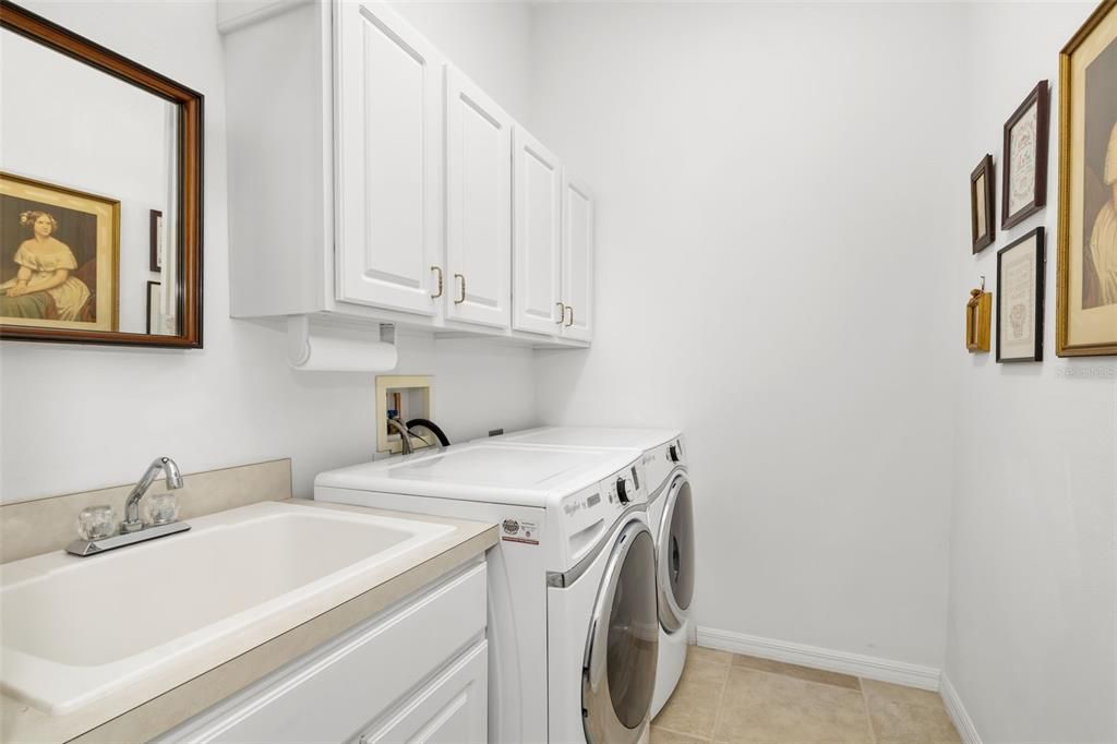 Activo con contrato: $950,000 (4 camas, 3 baños, 2921 Pies cuadrados)