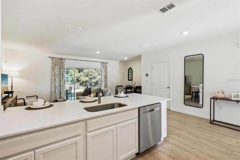 Activo con contrato: $344,990 (3 camas, 2 baños, 1530 Pies cuadrados)