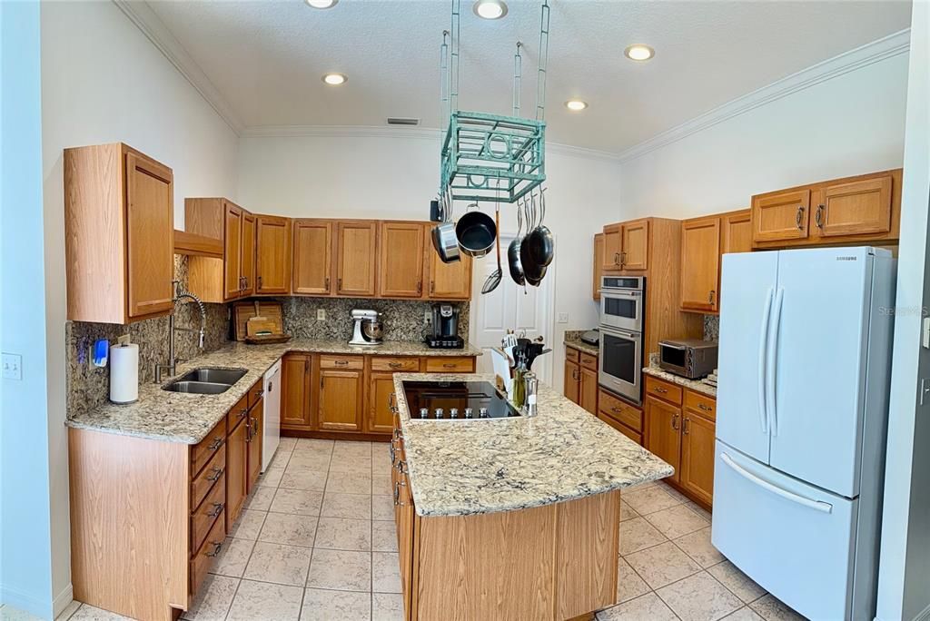 En Venta: $569,900 (3 camas, 3 baños, 2361 Pies cuadrados)