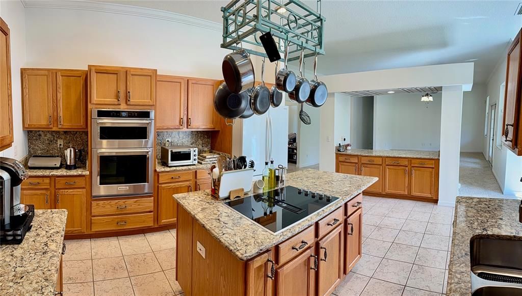 En Venta: $569,900 (3 camas, 3 baños, 2361 Pies cuadrados)