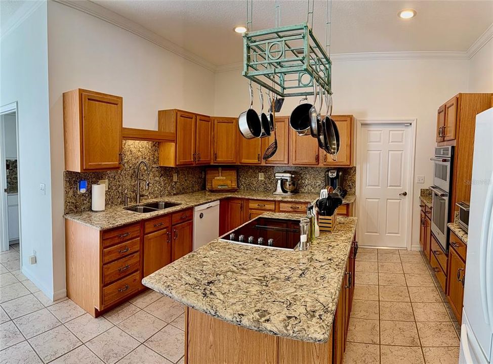 En Venta: $569,900 (3 camas, 3 baños, 2361 Pies cuadrados)