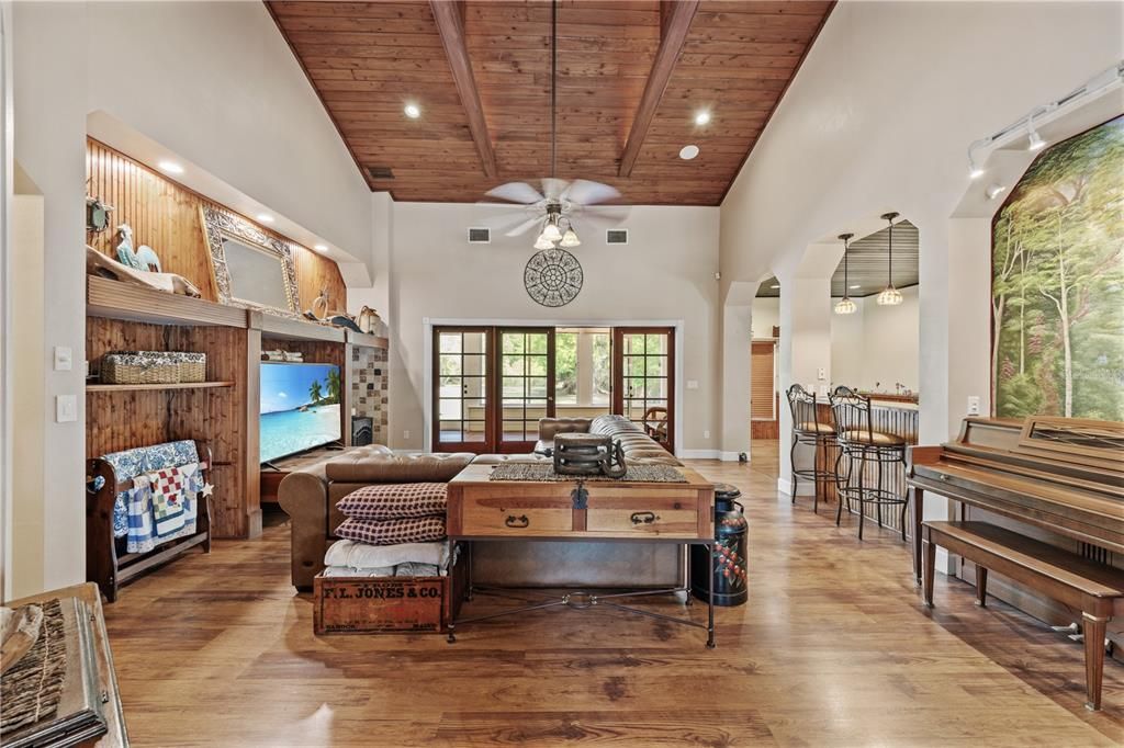 Activo con contrato: $899,900 (4 camas, 2 baños, 2801 Pies cuadrados)