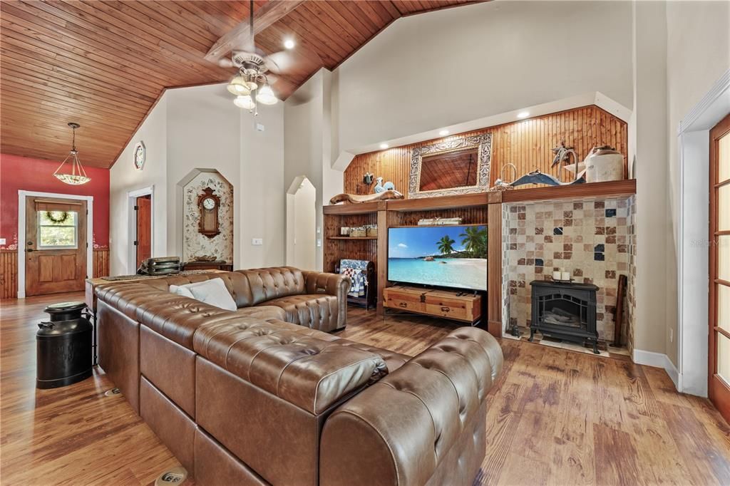 Activo con contrato: $899,900 (4 camas, 2 baños, 2801 Pies cuadrados)