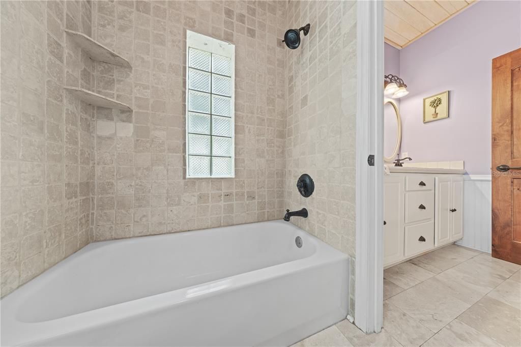 Activo con contrato: $899,900 (4 camas, 2 baños, 2801 Pies cuadrados)