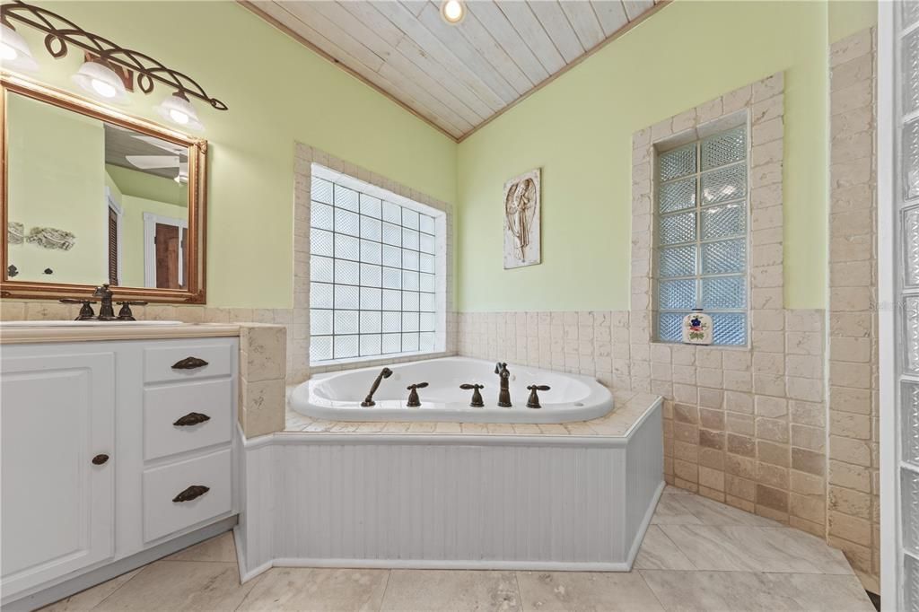 Activo con contrato: $899,900 (4 camas, 2 baños, 2801 Pies cuadrados)