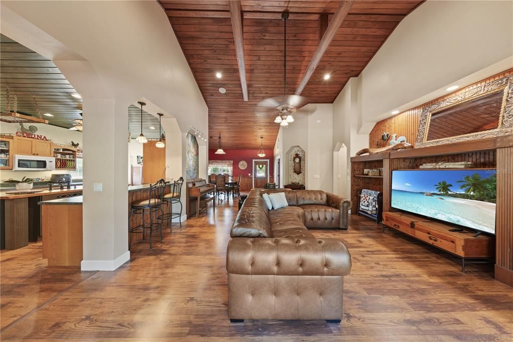 Activo con contrato: $899,900 (4 camas, 2 baños, 2801 Pies cuadrados)