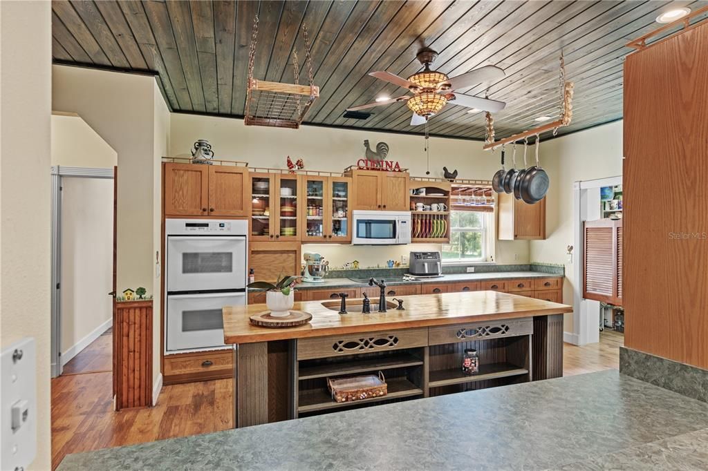 Activo con contrato: $899,900 (4 camas, 2 baños, 2801 Pies cuadrados)