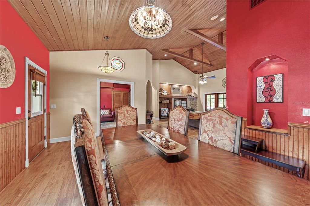 Activo con contrato: $899,900 (4 camas, 2 baños, 2801 Pies cuadrados)
