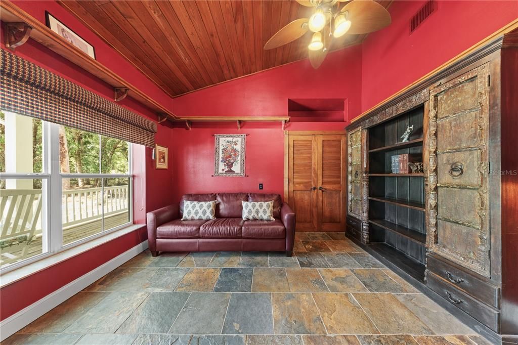 Activo con contrato: $899,900 (4 camas, 2 baños, 2801 Pies cuadrados)