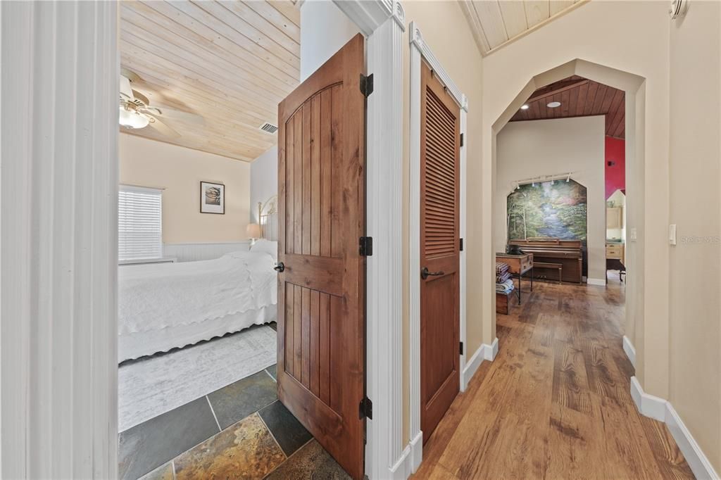 Activo con contrato: $899,900 (4 camas, 2 baños, 2801 Pies cuadrados)