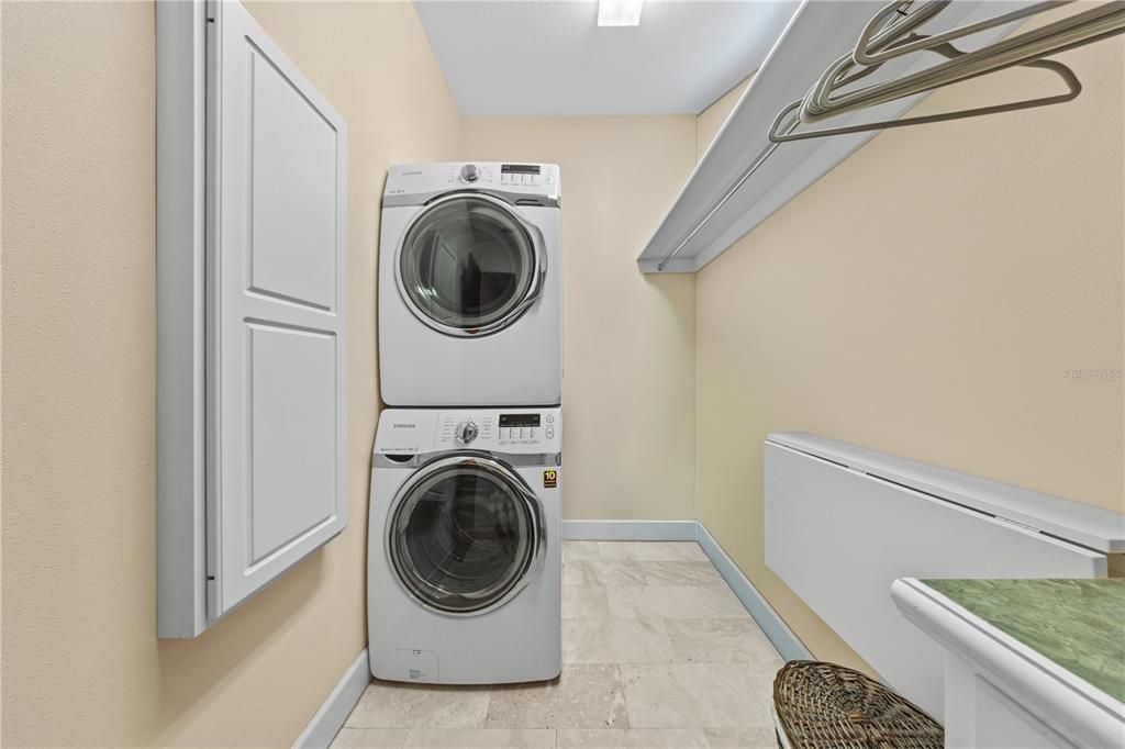 Activo con contrato: $899,900 (4 camas, 2 baños, 2801 Pies cuadrados)