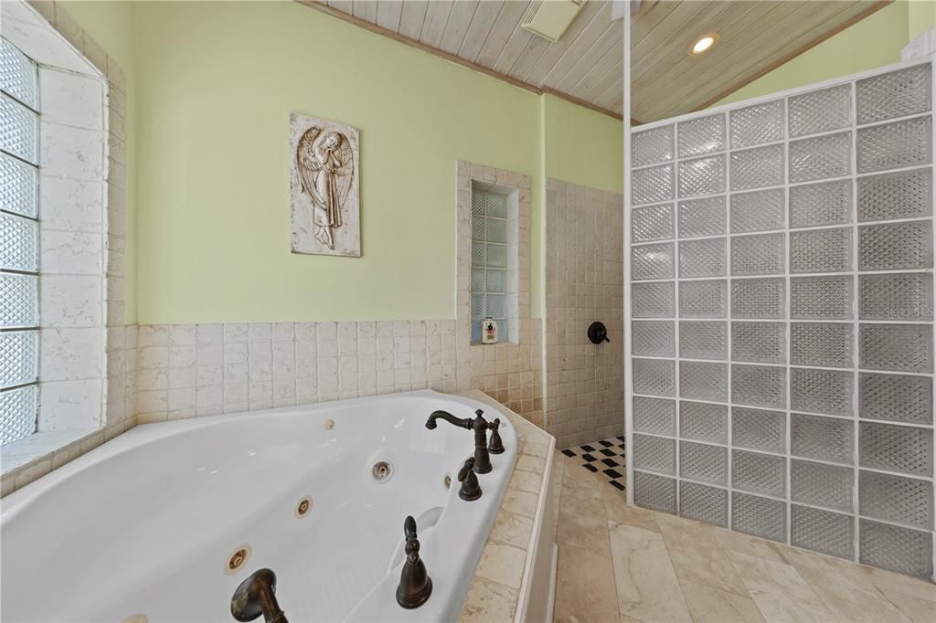 Activo con contrato: $899,900 (4 camas, 2 baños, 2801 Pies cuadrados)