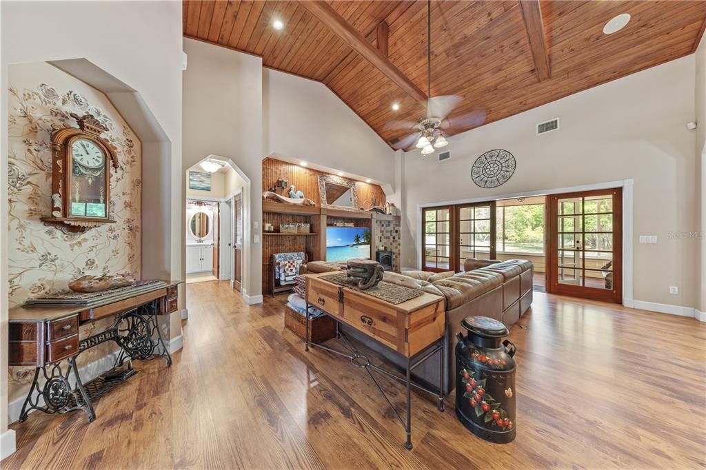 Activo con contrato: $899,900 (4 camas, 2 baños, 2801 Pies cuadrados)