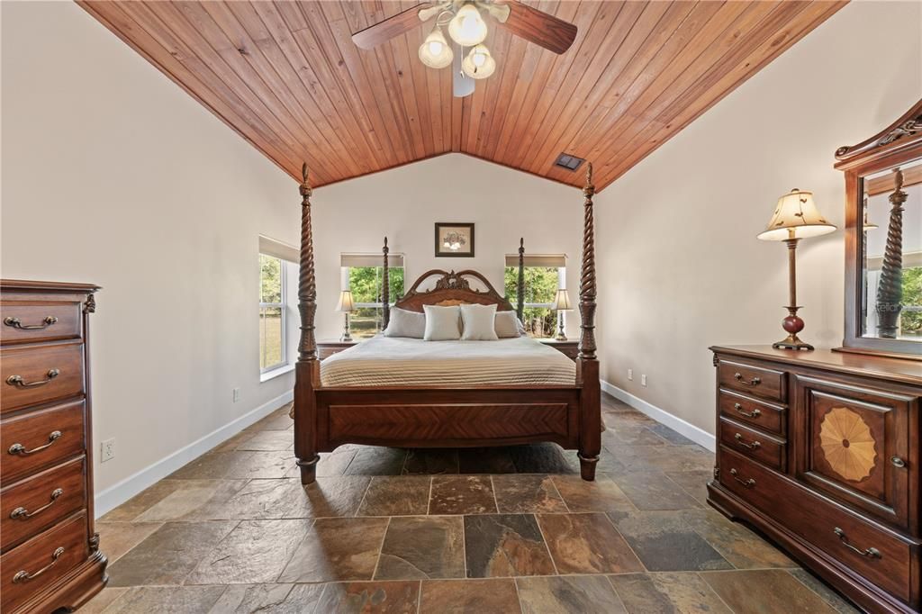Activo con contrato: $899,900 (4 camas, 2 baños, 2801 Pies cuadrados)