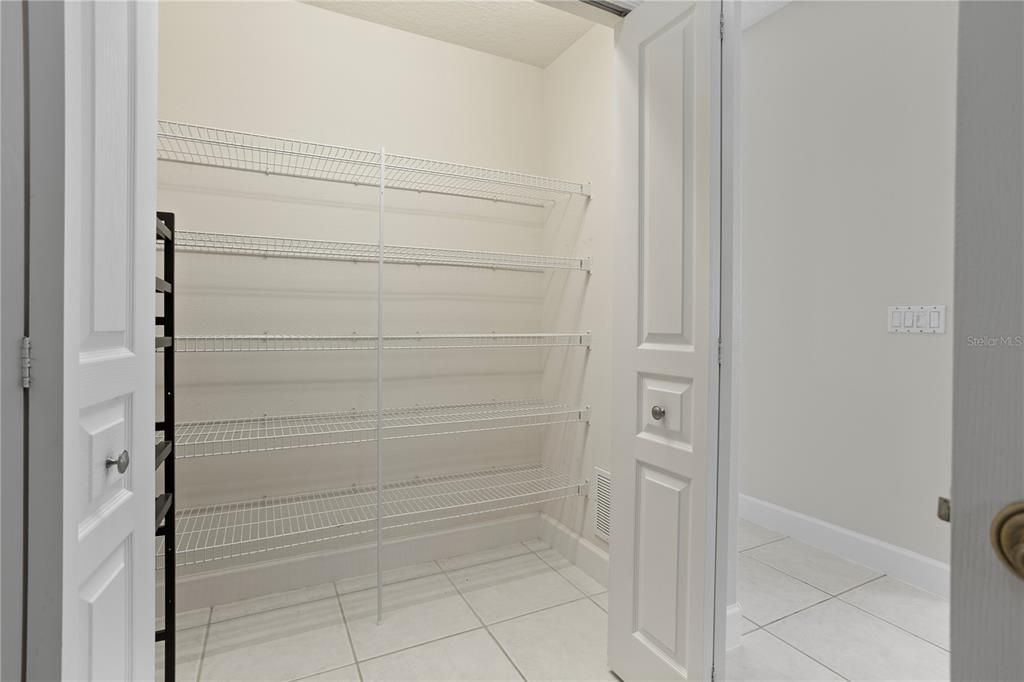 Activo con contrato: $750,000 (5 camas, 3 baños, 2965 Pies cuadrados)