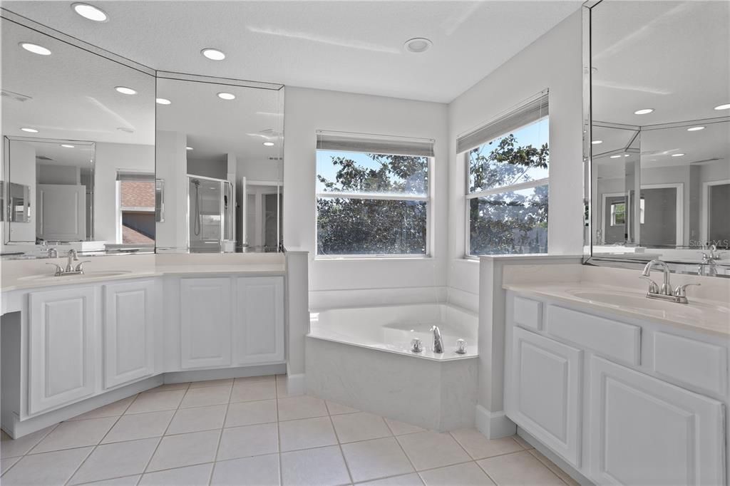 Activo con contrato: $750,000 (5 camas, 3 baños, 2965 Pies cuadrados)