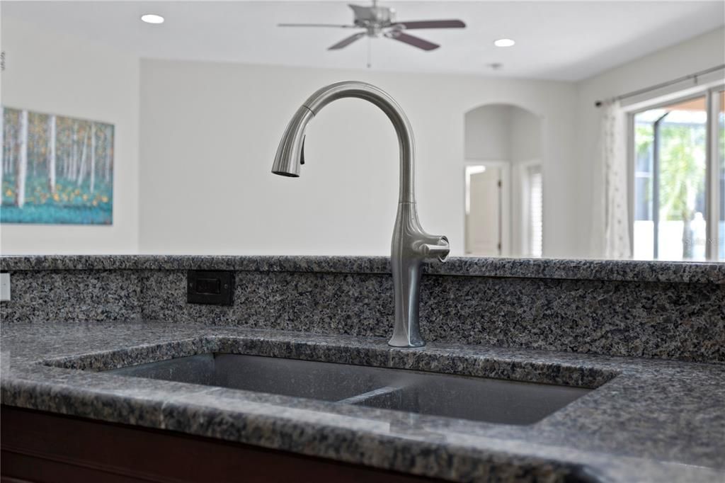 Activo con contrato: $750,000 (5 camas, 3 baños, 2965 Pies cuadrados)