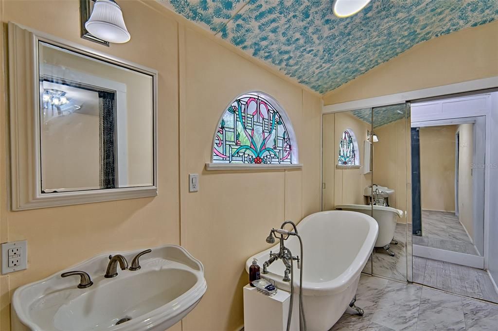 For Sale: $330,000 (4 beds, 2 baths, 1401 Square Feet)
