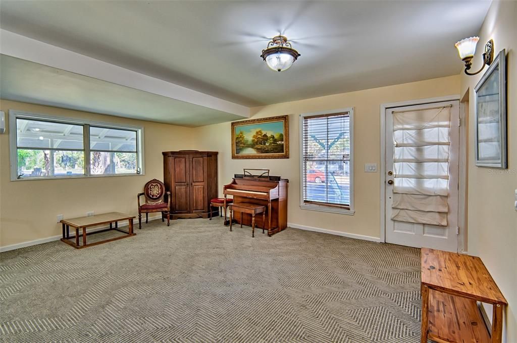 For Sale: $330,000 (4 beds, 2 baths, 1401 Square Feet)