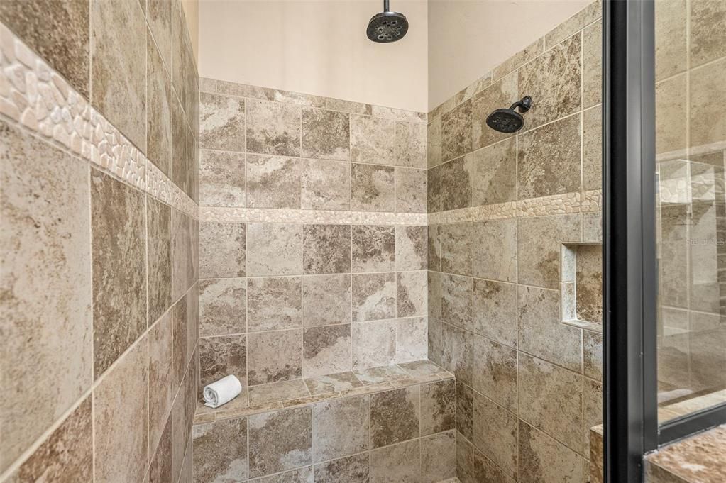 Activo con contrato: $549,000 (4 camas, 3 baños, 2475 Pies cuadrados)