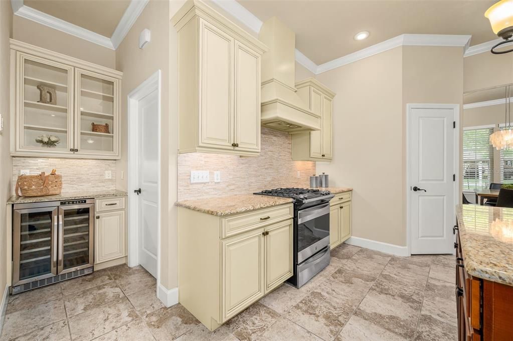 Activo con contrato: $549,000 (4 camas, 3 baños, 2475 Pies cuadrados)