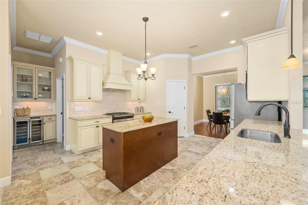 Activo con contrato: $549,000 (4 camas, 3 baños, 2475 Pies cuadrados)