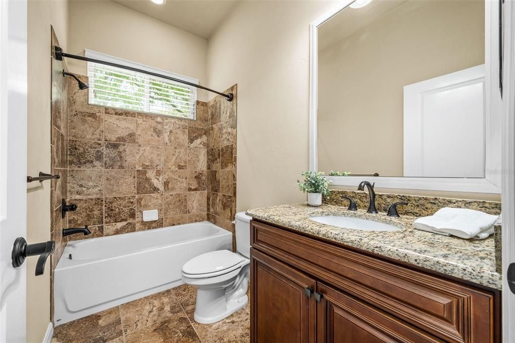 Activo con contrato: $549,000 (4 camas, 3 baños, 2475 Pies cuadrados)