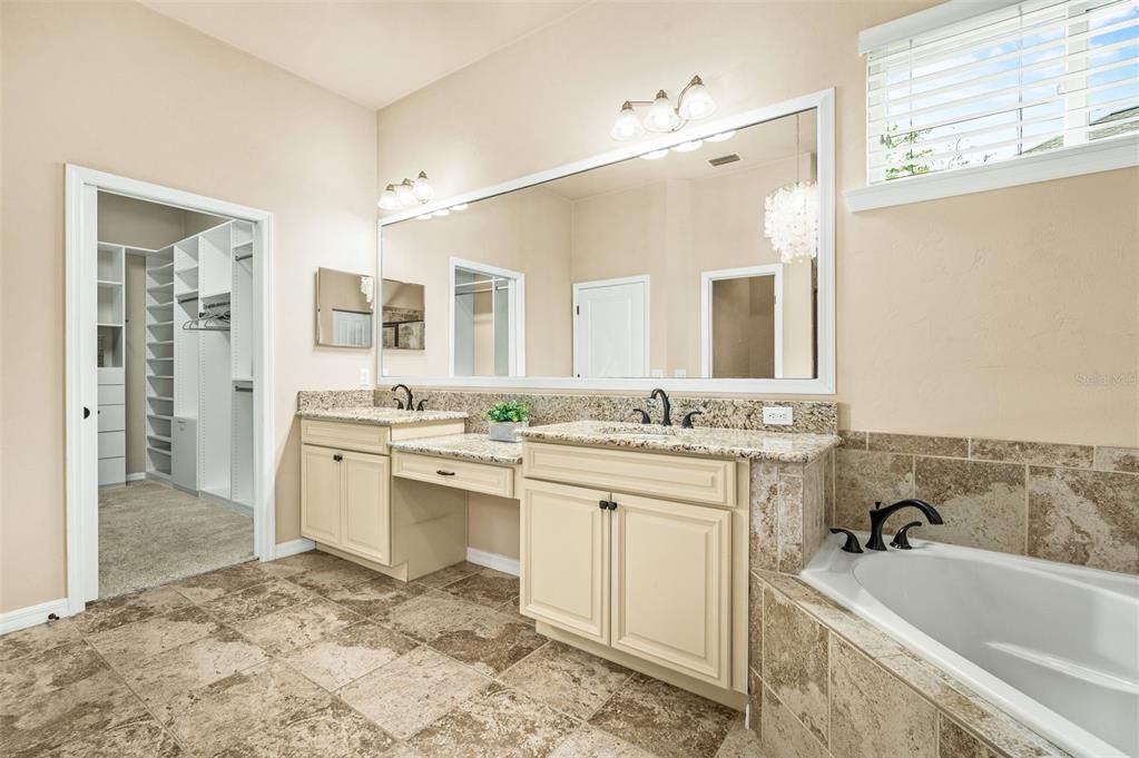 Activo con contrato: $549,000 (4 camas, 3 baños, 2475 Pies cuadrados)