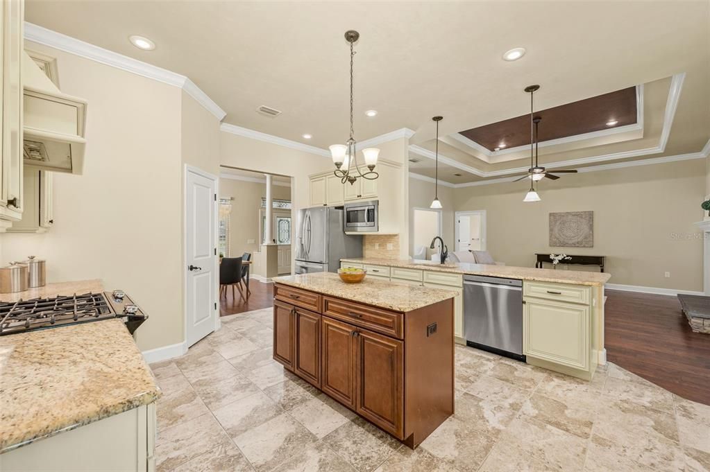 Activo con contrato: $549,000 (4 camas, 3 baños, 2475 Pies cuadrados)