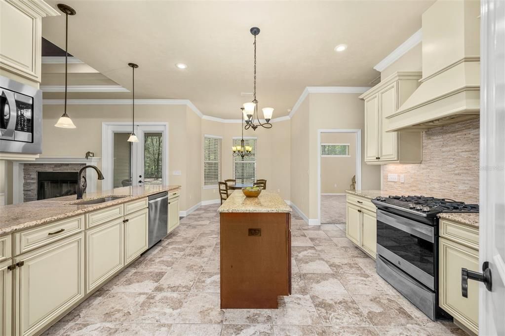 Activo con contrato: $549,000 (4 camas, 3 baños, 2475 Pies cuadrados)